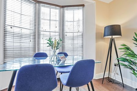 3 Bed Flat, East Street, BN1 - Photo 4