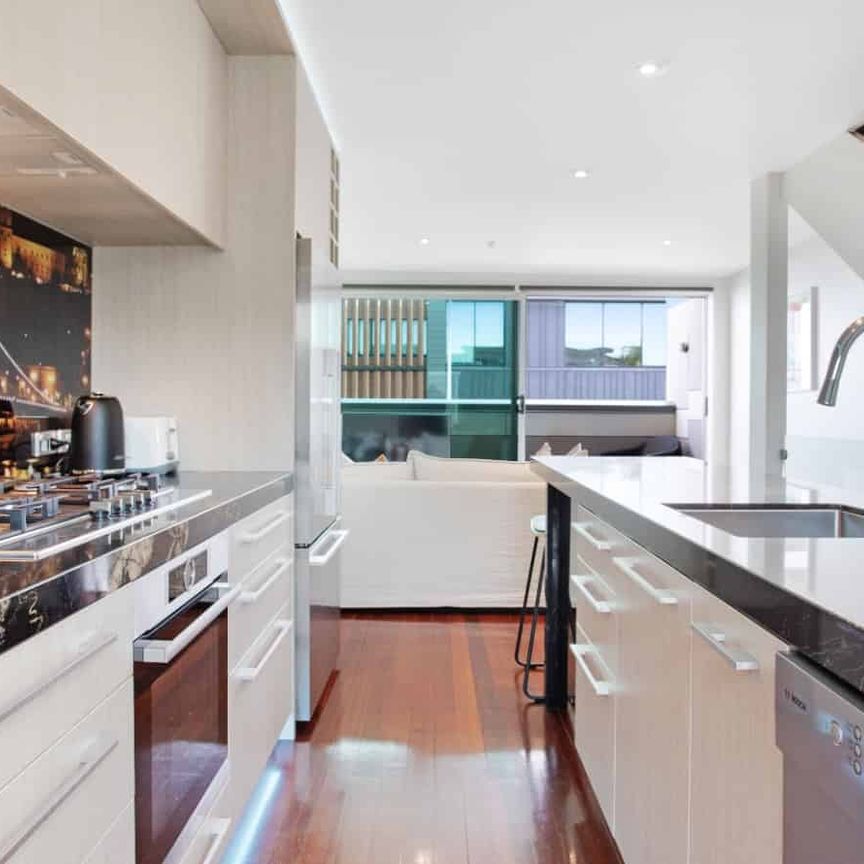 Stylish Ponsonby Living – 3 Bedrooms, 2 Bathrooms, Fully Furnished! - Photo 1