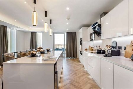 This spacious three-bedroom, three-bathroom penthouse apartment is located in the heart of the city centre, offering luxurious living with stunning views from t - Photo 3