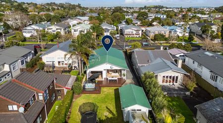 Mt Eden - 4 Bedroom - Photo 3