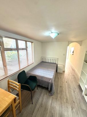 Studio Flat, Chatsworth Road, NW2 - Photo 1