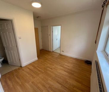 Studio Flat, Balnacraig Avenue, NW10 - Photo 1
