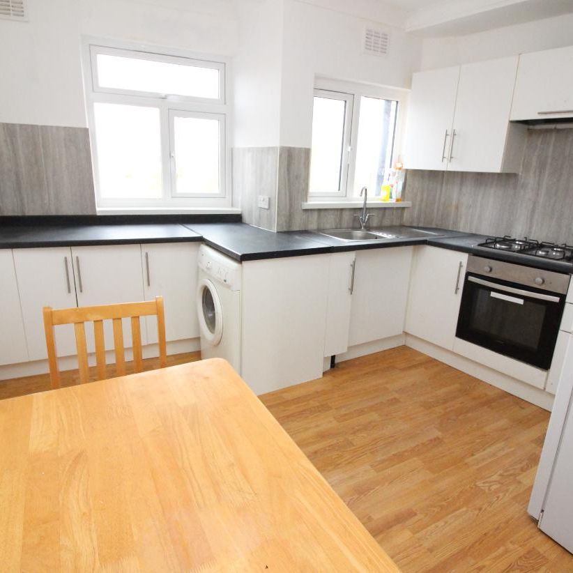 Central Road, Worcester Park KT4 - Photo 1