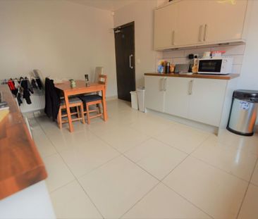 2 bedroom House in Brudenell Grove, Leeds - Photo 1