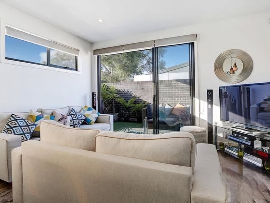 Modern 2 bedroom apartment in Glenroy! - Photo 1