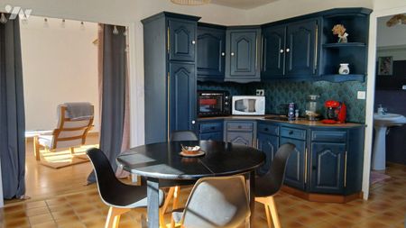A proximité du centre-ville de La Gacilly, logement meublé offrant un cadre de vie pratique et ... - Photo 3