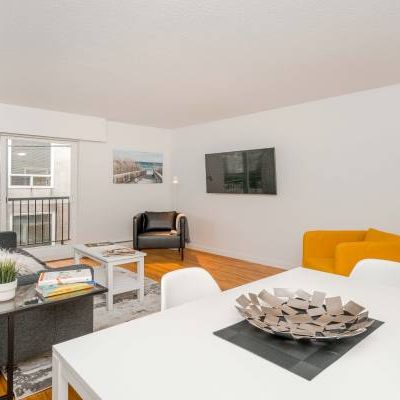 Kitsilano-Character-Private-BIG BALCONY-Wood floors-DISHWASHER -BRIGHT - Photo 3