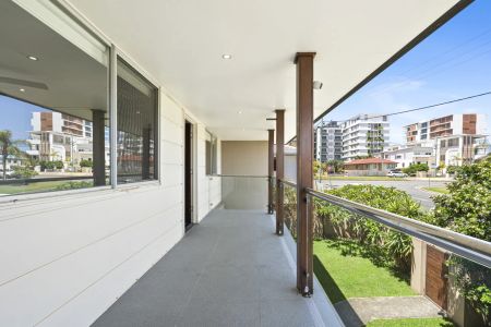 Coastal dual-level family home in central Palm Beach - Photo 4