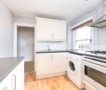 An ideal two bedroom top floor flat, ideally located on Allfarthing... - Photo 6