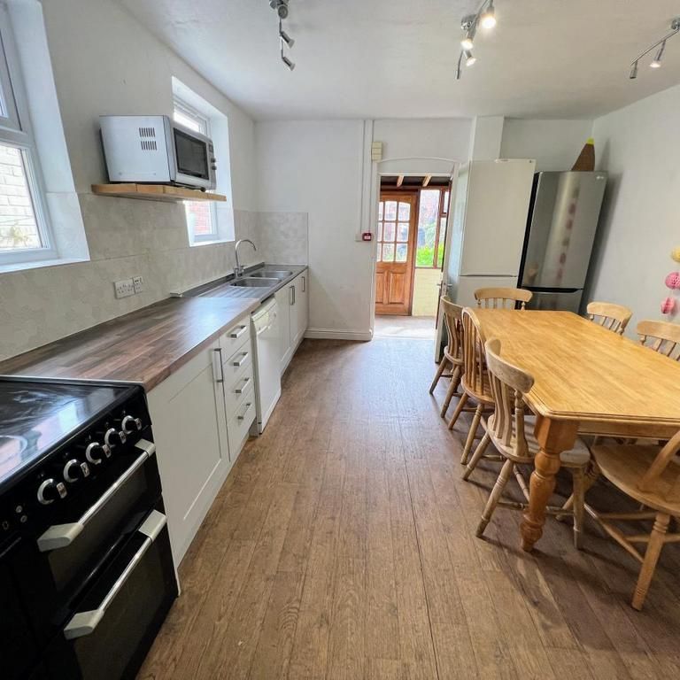 8 bedroom terraced house to rent - Photo 1
