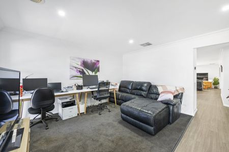Spacious Family Home in a Prime Location - Photo 3