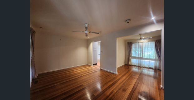 Large family home offering wide street frontage in perfectly positioned street - Photo 1