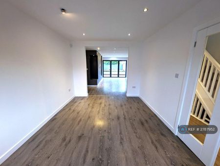 4 bedroom detached house to rent - Photo 5