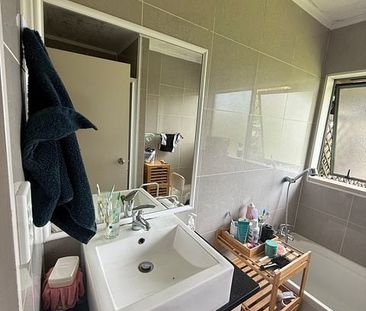 Charming 3BR Home with Ample Parking - Photo 6