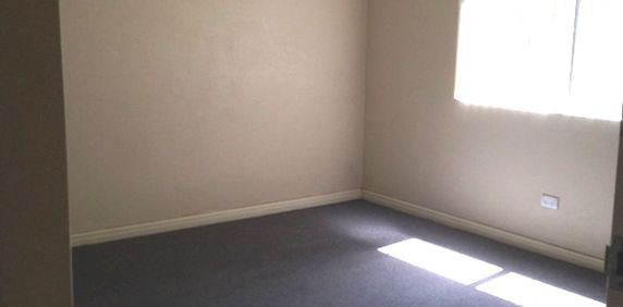 SPACIOUS 2 BEDROOM UNIT A BLOCK FROM THE CBD! - Photo 2