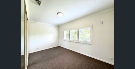 CENTRAL LOCATION-LARGE HOME/DUPLEX STYLE-SUNNY ALFRESCO-LEVELYARD-2ENSUITE-KILLARA HIGH - Photo 3