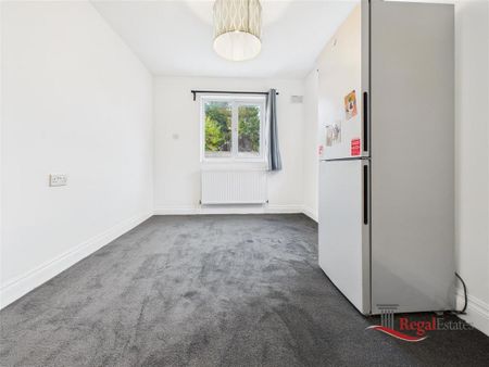 4 bedroom semi-detached house to rent - Photo 4