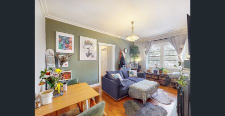 Charming 2-Bedroom Apartment on Barkly Street: A St Kilda Oasis - Photo 3