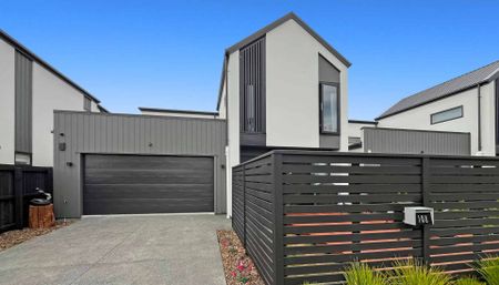 ST ALBANS - EXECUTIVE TOWNHOUSE, THREE BEDROOMS, DOUBLE GARAGE - Photo 5