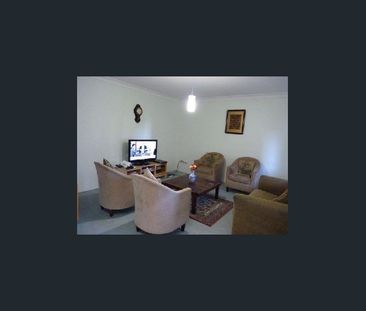 Delightful 3 Bedroom Townhouse with double garage - Photo 1