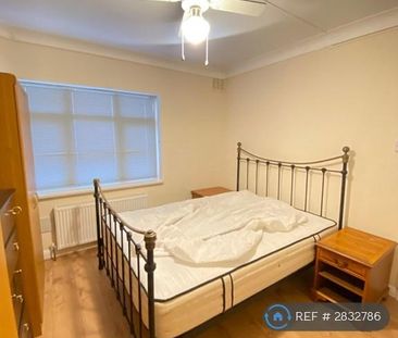 3 bedroom flat to rent - Photo 4