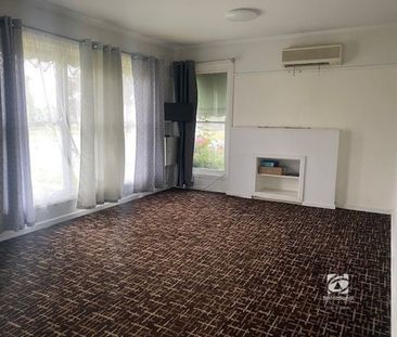 CONVENIENCE AND COMFORT IN CENTRAL BAIRNSDALE - Photo 2