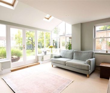 Attractive detached five bedroom period family house with delightfu... - Photo 2