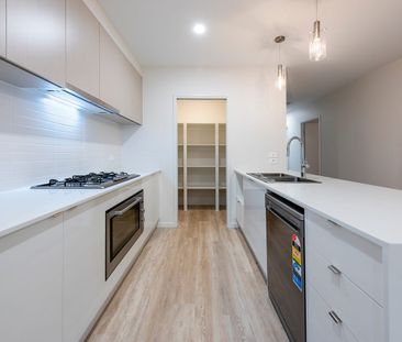 Luxury Living in Coral Cove - 3 Bed + Media + Air Con + Solar - Photo 6