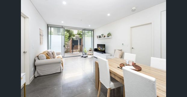 Pet-Friendly Ground Floor Living with Private Street Access - Photo 1