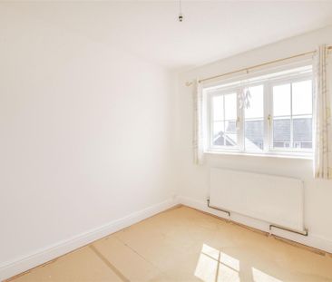 3 bed House - Detached To Let - Photo 4