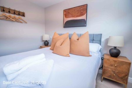 Flat 8, Crescent Court off Blossom Street - Photo 3