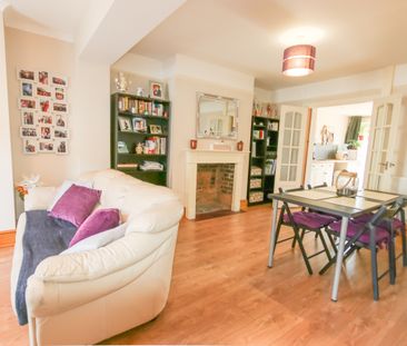 2 BEDROOM HOUSE - Photo 2