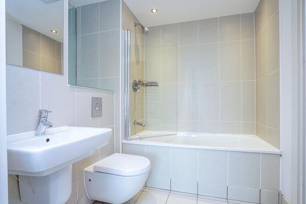 3 bedroom flat to rent - Photo 1