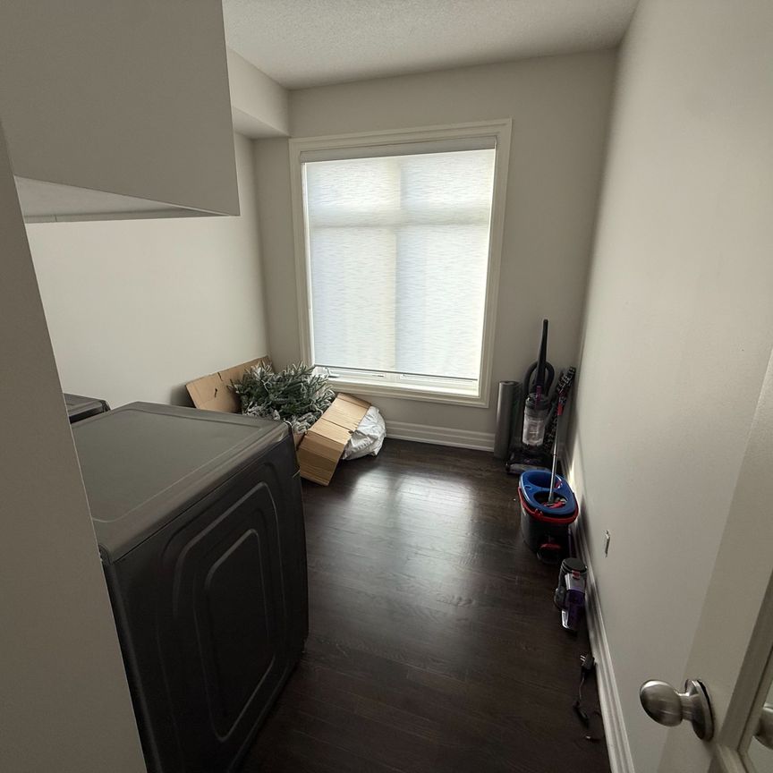 For Lease - 30 Vantage Loop Avenue, Newmarket, Ontario - Photo 1