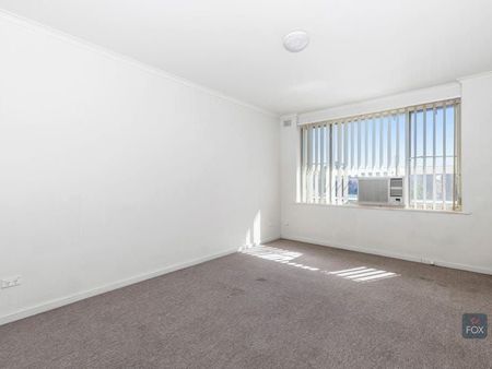 Low maintenance unit in good location - Photo 3