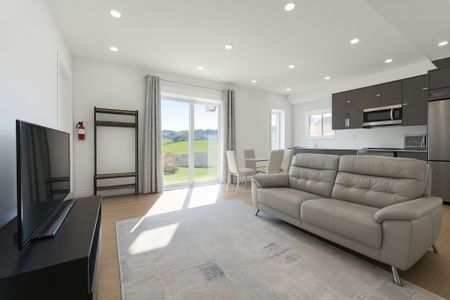 For Lease - 43 Kenneth Ross Bend Unit# #2, East Gwillimbury, Ontario - Photo 5