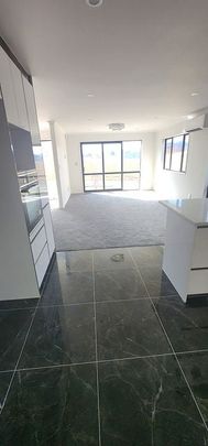 Spacious 5 Bed House in Pukekohe - Photo 1