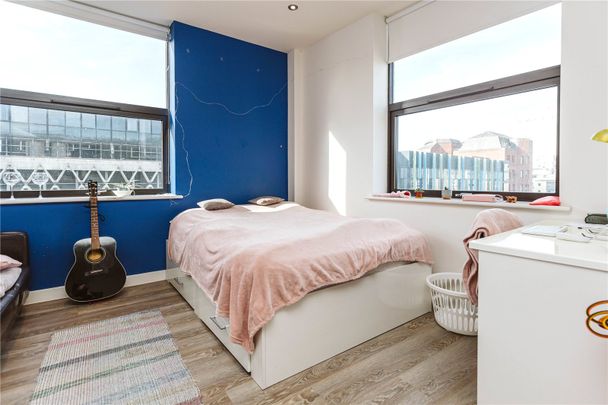 Crown House, - Photo 1