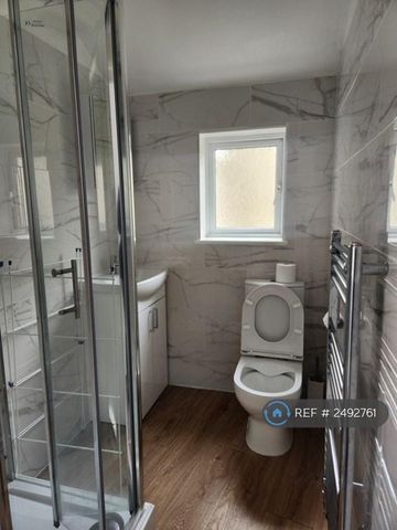 3 bedroom end of terrace house to rent - Photo 4