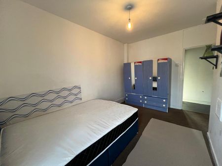 1 bedroom in a flat share to rent - Photo 4