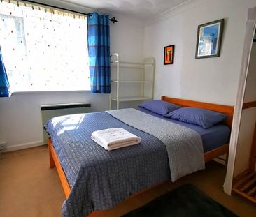 Room in a Shared Flat, Gatestone Court. Central Hill, SE19 - Photo 3