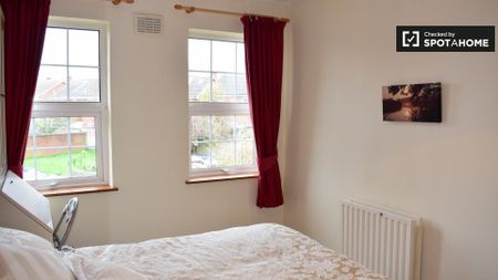 Charming room in 3-bedroom house in Terenure, Dublin - Photo 3