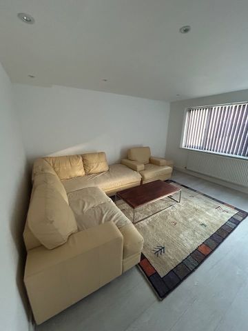 3 Bed Terraced House, Star Lane, E16 - Photo 2