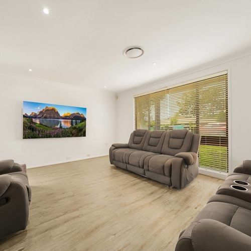 FAMILY COMFORT & CONVENIENCE IN THE HEART OF LEUMEAH !!! - Photo 1