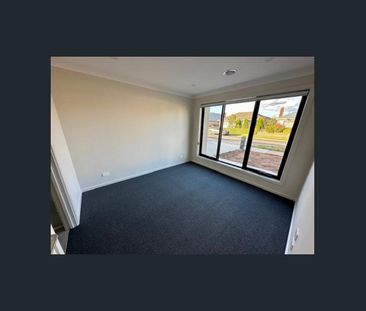 MODERN EXECUTIVE TOWNHOUSE! - Photo 3