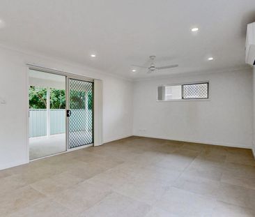 BRIGHT LIGHT & AIRY 4 BEDROOM MODERN HOME - Photo 1