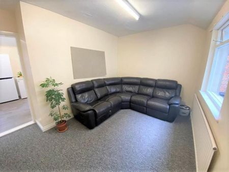 1 bedroom in a house share to rent - Photo 2