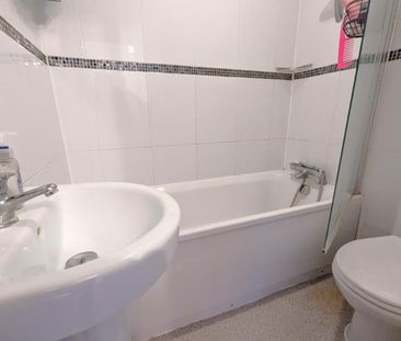 Rosebury Drive, Woking, Surrey, GU24 - Photo 4