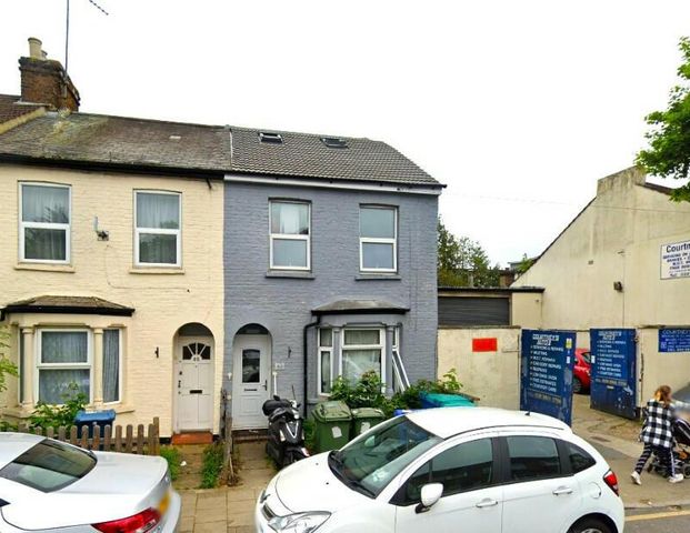 Studio to rent - Photo 1