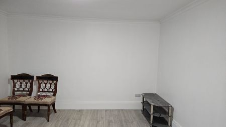 Four bedroom house close to chadwel heath station - Photo 3